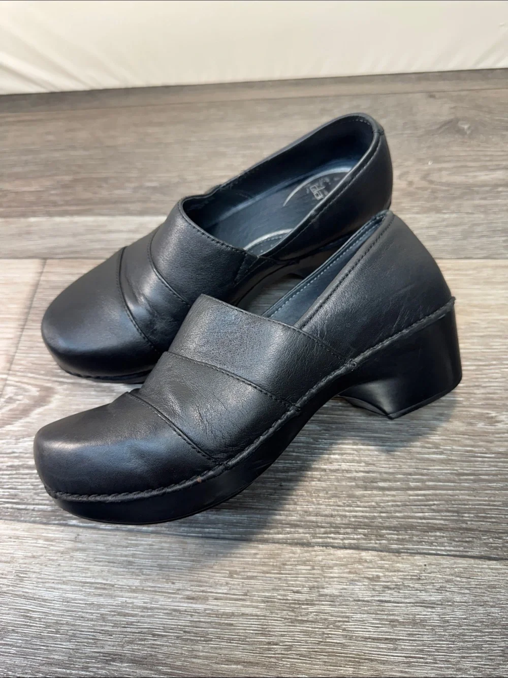 Dansko Black Slip-On Leather clogs woman’s SZ 37 (h25)